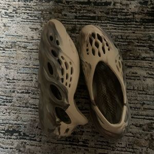 Yeezy foam runner clay